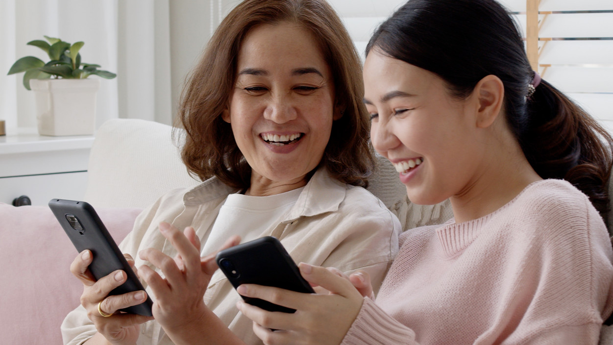 istock family using phone